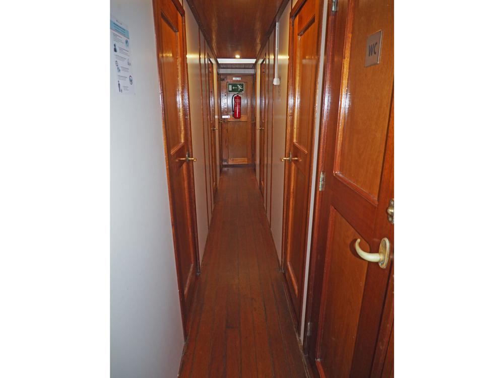 Cabin en avant, H&eacute;bergements